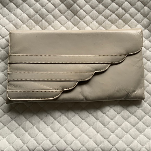 VINTAGE CREAM LEATHER CLUTCH /MAGNETIC CLOSURE / INSIDE POCKET - Picture 1 of 11